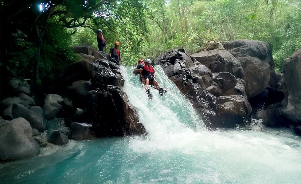 La cascade et le bassin, tels qu'on les voit depuis la rive.